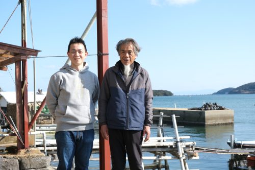 壱岐の小島神社近くで真珠養殖を営む山本さんとISLAND BREWERYの原田